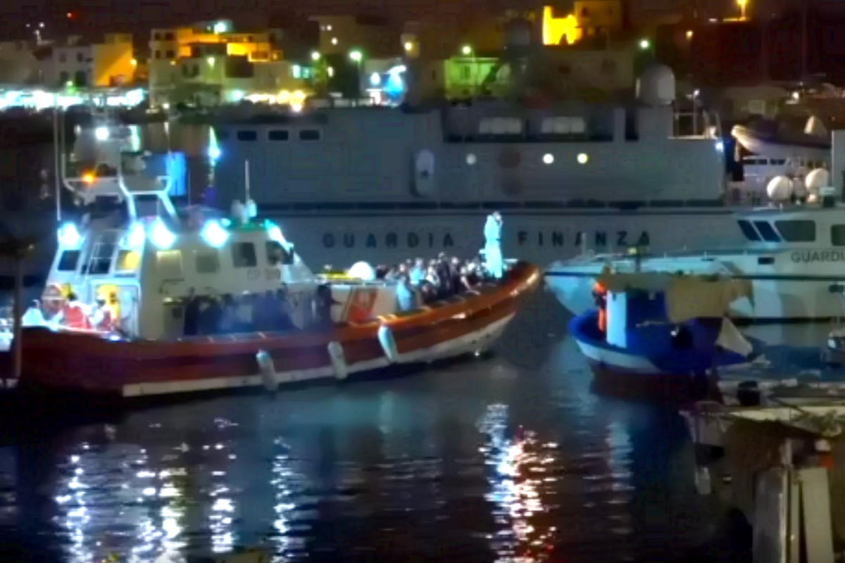 A Lampedusa mentre 107 persone sono sequestrate sulla Open Arms, altre 57 sbarcano con l'aiuto di GDF e Guardia Costiera