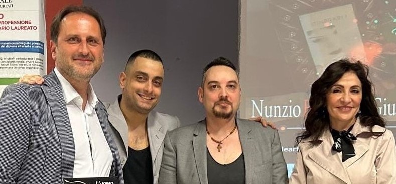 Presentazione del libro L'Uomo Elastico a Villa D'Agri (PZ) Basilicata: Nunzio Bellino e Giuseppe Cossentino testimonial contro il bullismo