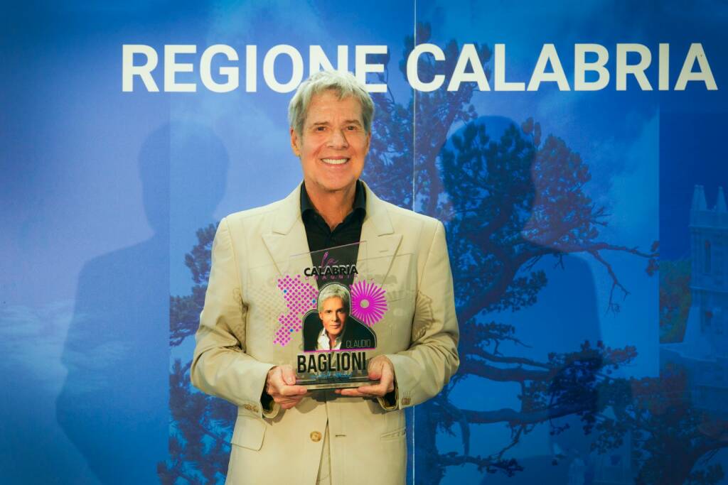 Claudio Baglioni riceve a Catanzaro, nella sede della Regione Calabria, l'onorificenza speciale Calabria Straordinaria al valore artistico, alla carriera e ai concerti