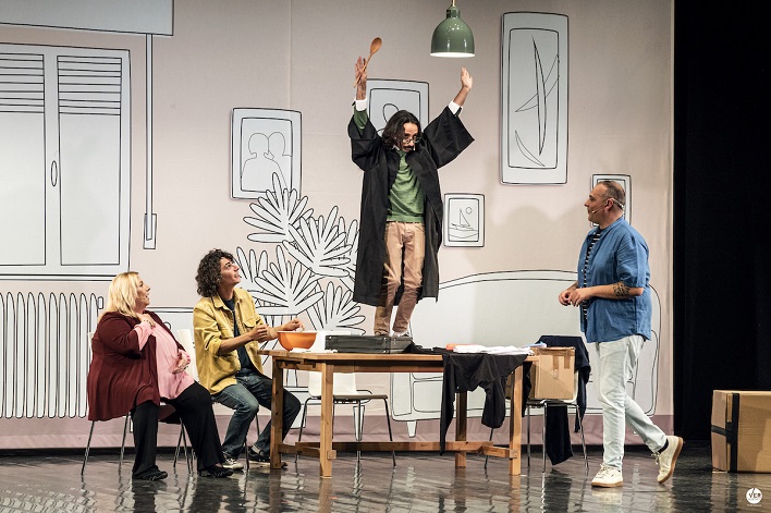 “LA RIUNIONE DI CONDOMINIO” DI CASA SURACE: un affresco vivo e ironico dell'Italia contemporanea