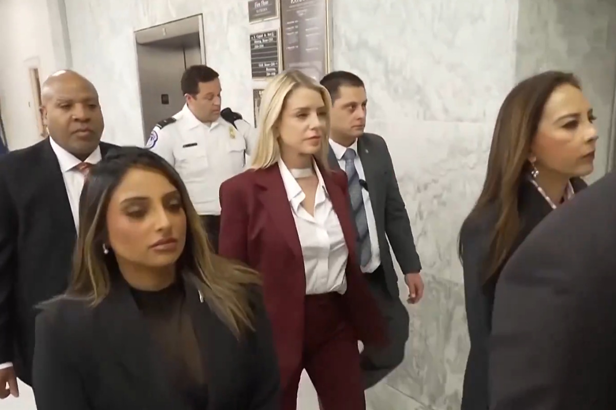Caso Epstein, muro di silenzi su Trump: Pam Bondi evita le domande e infiamma lo scontro al Congresso