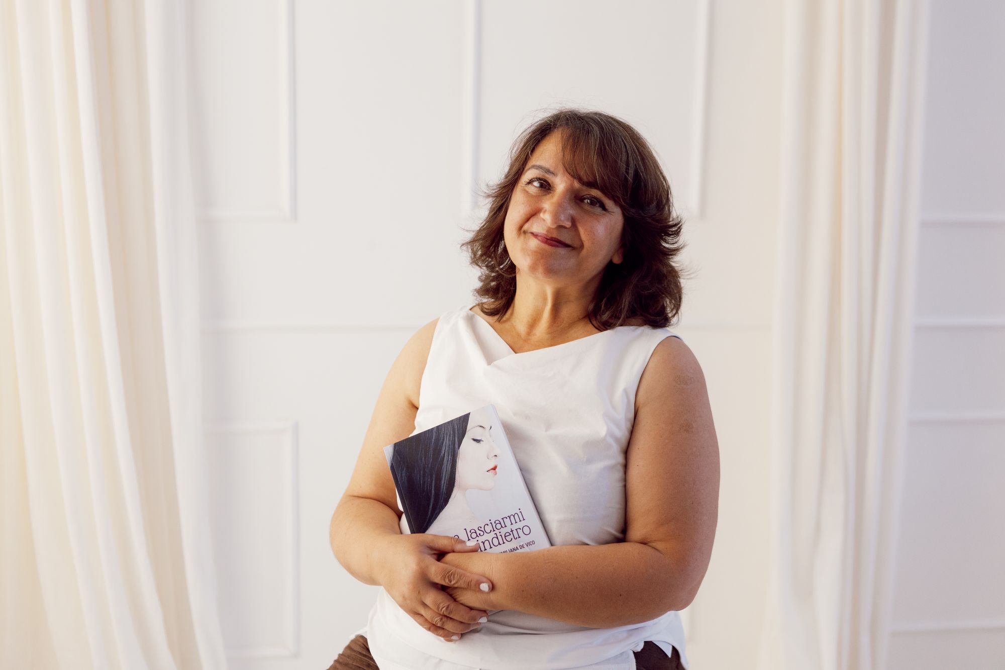 Emiliana De Vico: “Non lasciarmi mai indietro”, un romanzo sul coraggio di amare senza garanzie