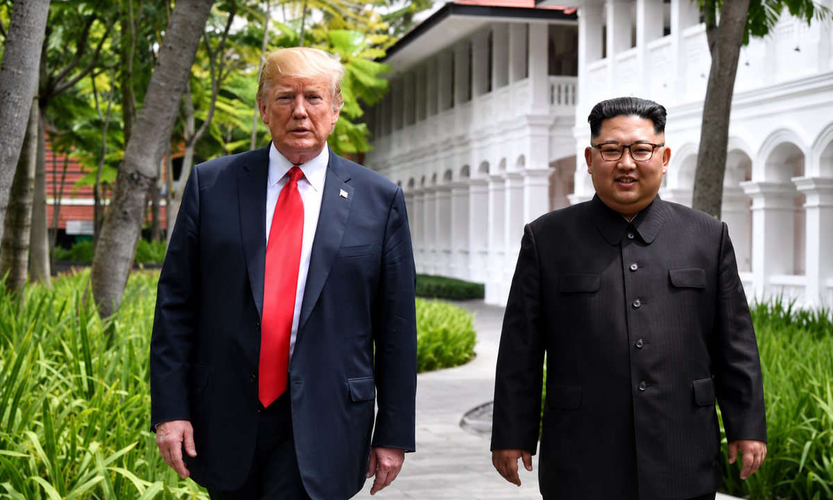 Gli 80 anni di Trump celebrati con una gabbia di matti