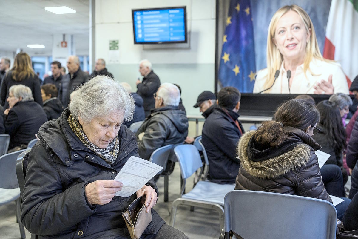 La sanità delle conferenze stampa e quella delle code infinite: la Caritas ci mostra un'Italia povera che si cura sempre di meno