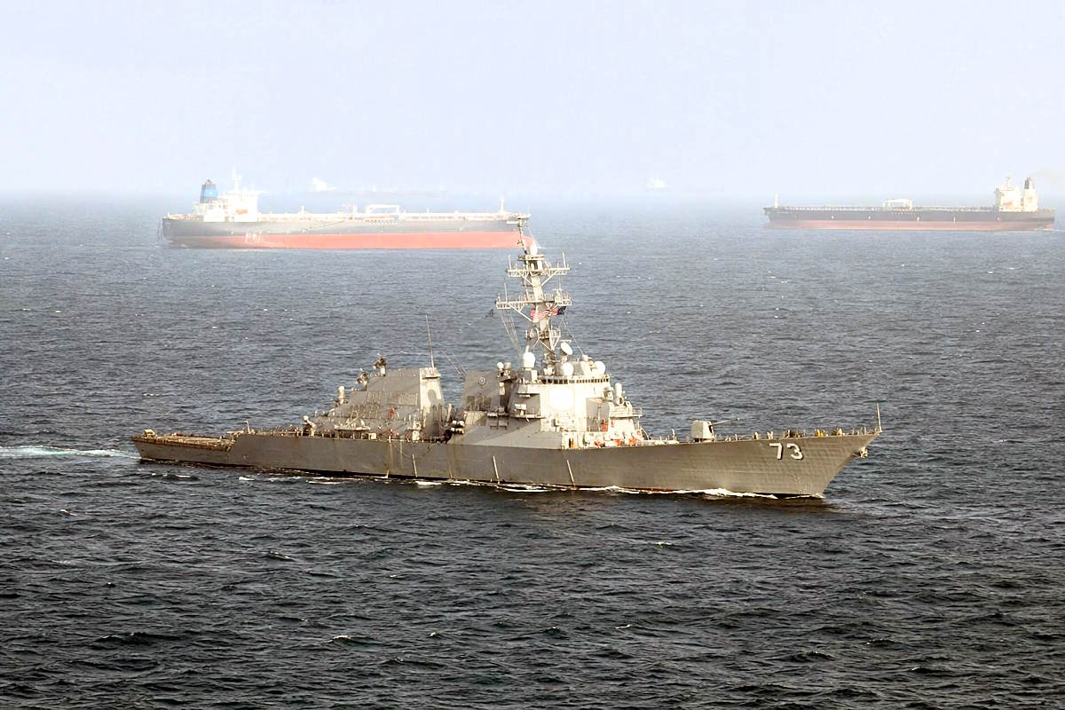 USA e Iran si contendono lo Stretto di Hormuz: nuovi raid, diplomazia sempre più lontana e il petrolio torna a salire. Il caro diesel rischia di alimentare una nuova ondata inflazionistica