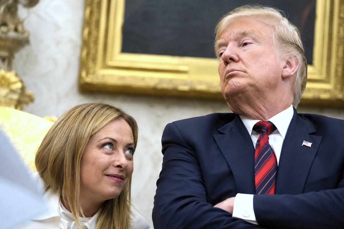 Trump umilia ancora Meloni alla vigilia del vertice NATO. Dalla pontiera tra Europa e Stati Uniti alla leader ignorata e derisa