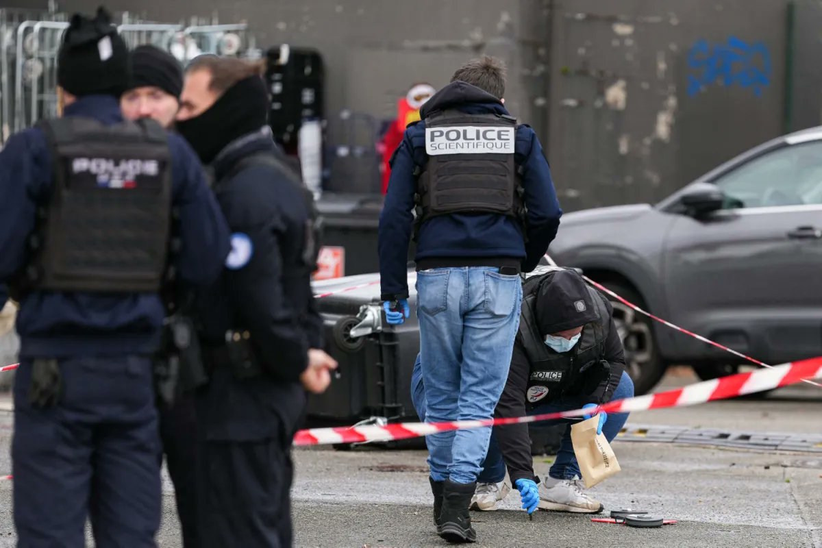 Terrore alle porte di Parigi, spara sui passanti e uccide un uomo. Si indaga per terrorismo razzista