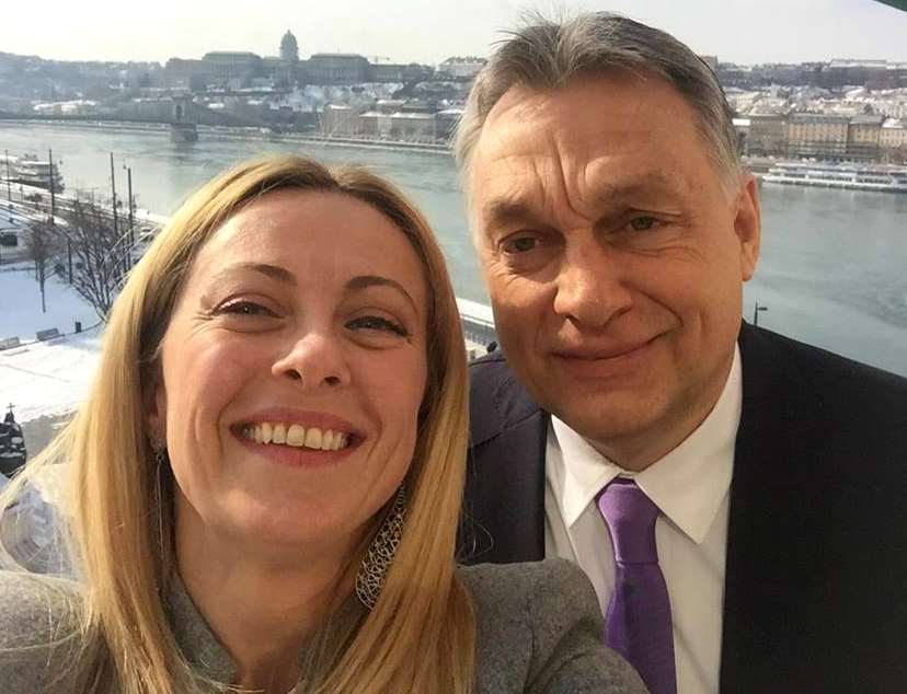 A pochi giorni dal voto Giorgia Meloni va in pellegrinaggio da Orbán