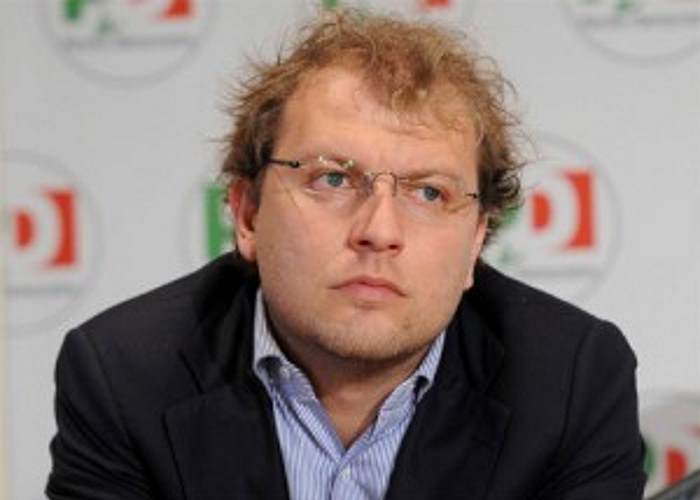 Luca Lotti non è in grado di ricoprire un incarico pubblico, perché è ancora ministro?